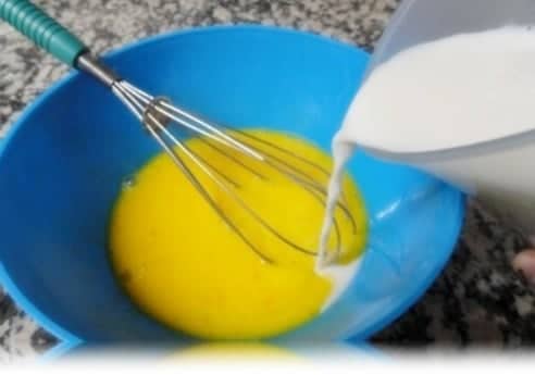 batiendo leche con huevo